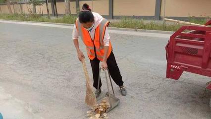 哈拉玉宮鄉(xiāng) 疫線小人物 凝聚大力量——記垃圾清運(yùn)員的堅(jiān)守與擔(dān)當(dāng)